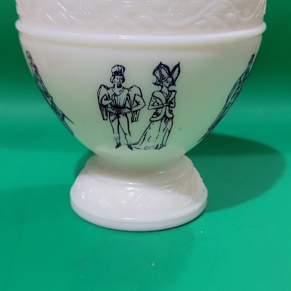Vintage Milk Glass Smsll Pedestal Capote
